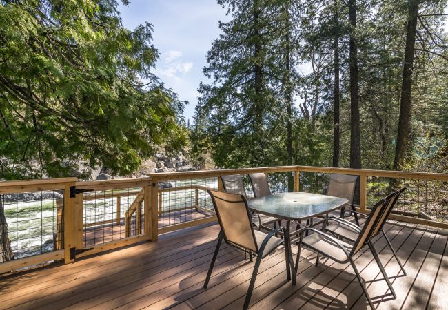 Cabin in Leavenworth - Icicle Riverhaus