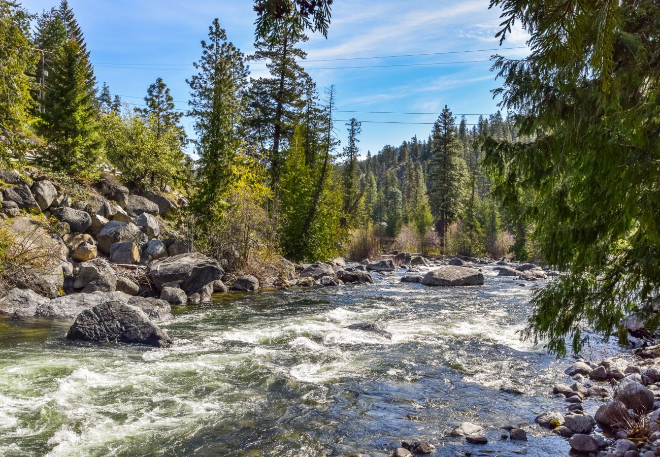 Cabin in Leavenworth - Icicle Riverhaus